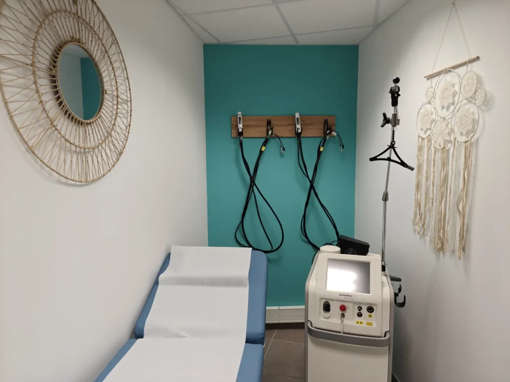 Salle de soins du centre Laser Derma Pôle, à Béziers